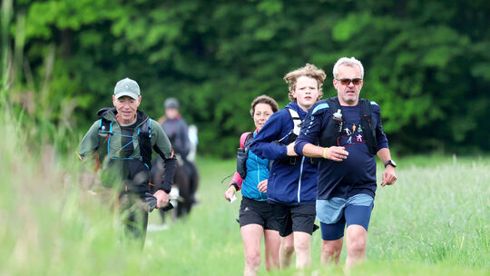 Das Foto zeigt Teilnehmer am 30-Kilometerlauf auf den Wiesen bei Ehlscheid.