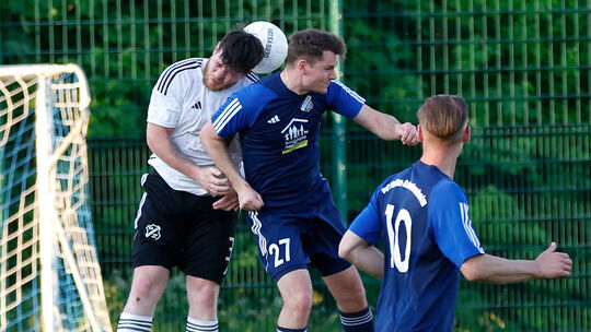 Kopfballstark: Der Weinsheimer Christian Krämer (weißes Trikot) köpft gegen den TuS Pfaffen-Schwabenheim den Ball aus der Gefahr