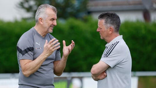 Stetiger Austausch: SVA-Trainer Elvir Melunovic (links) diskutiert mit Sportvorstand Hans-Joachim Blum.