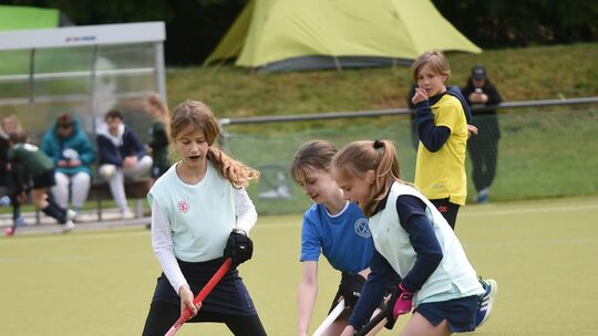 Kein Ball wird beim Mädchenturnier hergeschenkt: Die U10-Spielerinnen des VfL Bad Kreuznach (helle Shirts) nehmen eine Spielerin