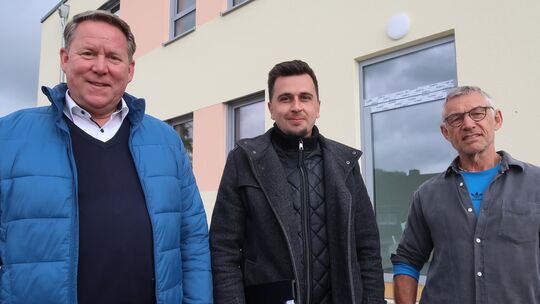 Bürgermeister Joachim Brenner, Architekt Josua Straka und Schulleiter Achim Fasel (von links) machten sich auf der Baustelle ein