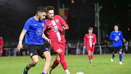 Zu diesem Duell könnte es in der kommenden Saison auch kommen: Mohannad Saed (rotes Trikot) traf mit seinem Ahrweiler BC im Rhei