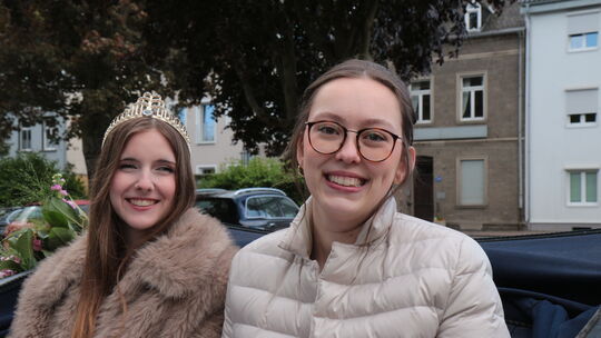 Nach trug Sophie I. (links) das Diadem der amtierenden Brunnenkönigin, als sie am Donnerstagvormittag bei wechselhaftem Wetter m