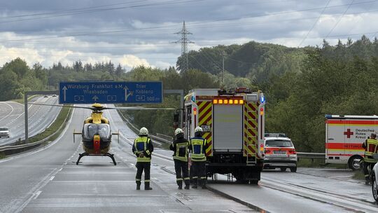 Bei einem Unfall mit drei Autos nahe dem Dernbacher Dreieck sind drei Erwachsene und ein Kind leicht verletzt worden. Der Rettun