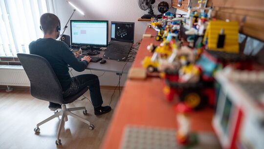 Mann arbeitet im Homeoffice Mann arbeitet im Homeoffice