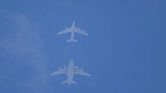 Bei diesen Maschinen der US Air Force handelt es sich um ein Tankflugzeug vom Typ Boeing KC-135 Stratotanker und ein Transportfl