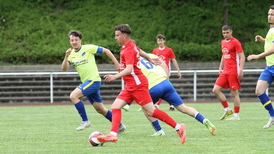 Noch ein letztes Mal läuft Robin Reifenberg (am Ball, hier im Heimspiel gegen den SV Weitersburg) im heimischen Augst-Stadion au
