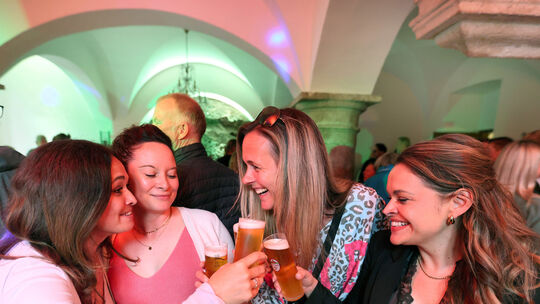 Vatertagsfest auf Schloss Arenfels: Auch die vier jungen Damen feiern und tanzen kräftig mit.