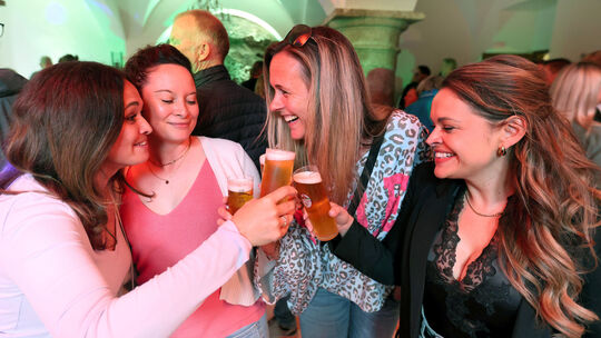 Vatertagsfest auf Schloss Arenfels: Auch die vier jungen Damen feiern und tanzen kräftig mit.