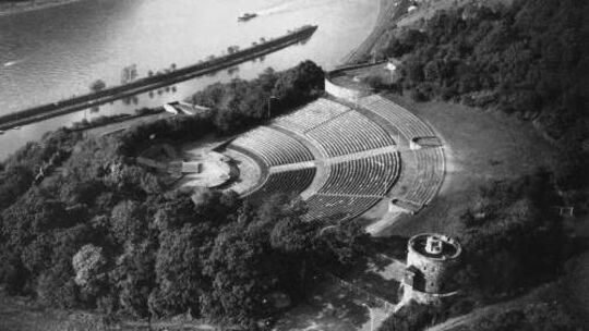Noch ohne überdachte Bühnenkonstruktion zeigt sich die Freilichtbühne auf dieser Luftaufnahme vom 16. Oktober 1968.