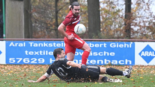 Im Hinspiel trennten sich Fabian Steinebach (in Schwarz) und seine SG Hundsangen und Mladen Petrovic (in Rot) und die SG Lautzer
