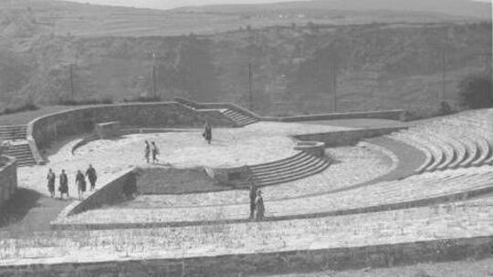 Die Anfänge des Amphitheaters reichen zurück bis in die NS-Zeit: Die Nazis errichteten die Konstruktion auf dem Plateau des Schi