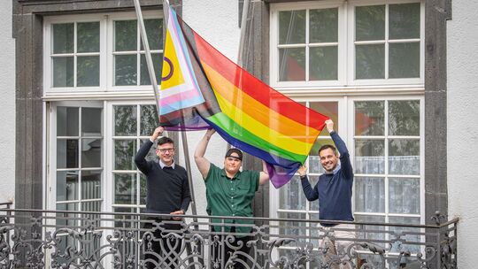 Setzten mit der Flaggenhissung am Koblenzer Rathaus ein gemeinsames Zeichen für Vielfalt (von links): Ratsmitglied Patrick Zwier