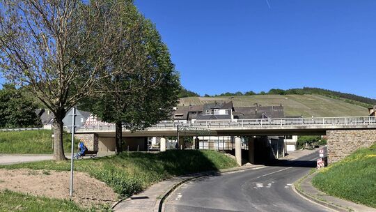 In Enkirch führt die B53 über diese Brücke, die bald saniert und dazu halbseitig gesperrt wird. Die Straße, die darunter hindurc