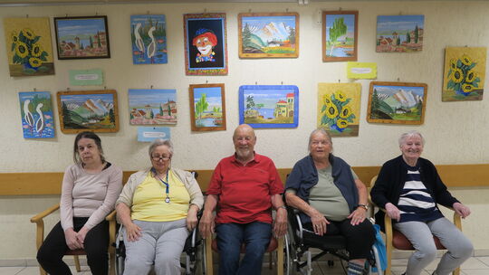 Der 85-jährige einstige Malermeister Willi Schrader kommt alle zwei Wochen ins Seniorenheim Kaiseresesch, um mit einigen Bewohne