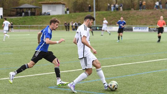 Läuft alles so, wie es vor dem vorletzten Spieltag zu erwarten ist, liegt am Ende in der Kreisliga A3 die SG Horressen (rechts P