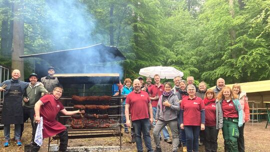 Der leckere Spießbraten steht bei zünftiger Musikunterhaltung der Vereine aus Gevenich und Kennfus im Mittelpunkt des Waldfestes
