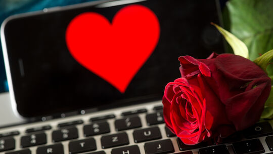 Auf der Suche nach der Liebe im Internet und über Dating-Apps lauern Gefahren. Darauf weist die Polizei im Kontext mit einem Sex