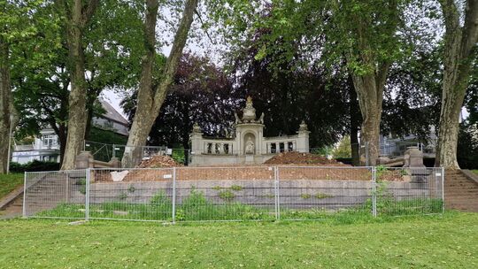 Die Baustelle in den Koblenzer Rheinanlagen wird bis gegen Ende des Jahres andauern - beim Augustafest Anfang Juni wird man also