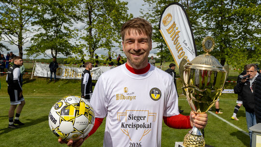 Buhlenbergs Kapitän Radoslav Mehrwald isst Mister Kreispokal. Mit dem SV Buhlenberg schnappte er sich den Cup zum dritten Mal in Buhlenbergs Kapitän Radoslav Mehrwald isst Mister Kreispokal. Mit dem SV Buhlenberg schnappte er sich den Cup zum dritten Mal in