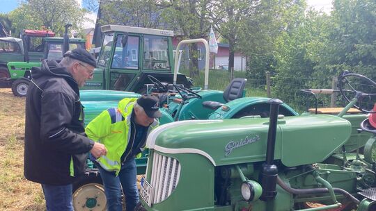 Oldtimer- und Schleppertreffen Landkern: Zum Fachsimpeln am Vorzeigeobjekt gehört auch der genaue Blick auf das hervorragend res