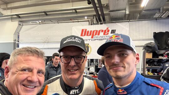 Jürgen (links) und Joachim Nett während NLS 2 gemeinsam mit dem vierfachen Formel1-Weltmeister Max Verstappen (rechts).