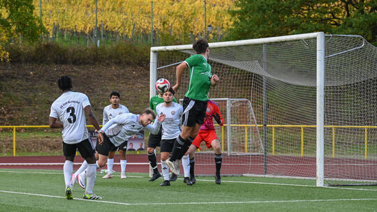 Das Hinspiel in Zell gewann Bremm (grüne Trikots) mit 1:0. Nun kommt es am Sonntag (14.45 Uhr) zum Rückspiel im Mosel-Derby in B Das Hinspiel in Zell gewann Bremm (grüne Trikots) mit 1:0. Nun kommt es am Sonntag (14.45 Uhr) zum Rückspiel im Mosel-Derby in B