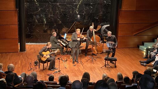 Daniel Hope und Ensemble auf der Bühne