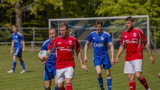 Torjäger Niclas Pleitz (rotes Trikot, links) bestreitet am Sonntag (14.45 Uhr) in Gemünden im Derby gegen die SG Ober Kostenz/Un Torjäger Niclas Pleitz (rotes Trikot, links) bestreitet am Sonntag (14.45 Uhr) in Gemünden im Derby gegen die SG Ober Kostenz/Un