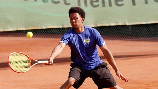 Multitalent: Adrian Ley spielt höherklassig Hockey und Tennis. Mit dem TC Blau-Weiß Bad Kreuznach steht am Sonntag das wichtige