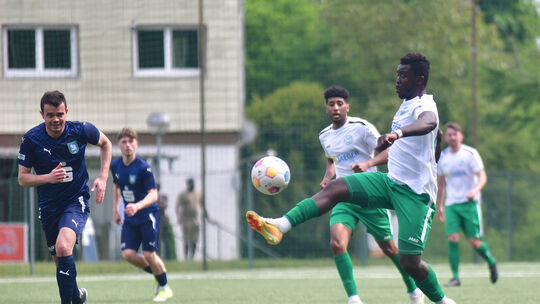 Nach dem 2:2 gegen die Mülheimer Reserve fahren Ibrahim Sidibe Arama (am Ball) und der TuS Oberwinter gut gelaunt zum Auswärtssp