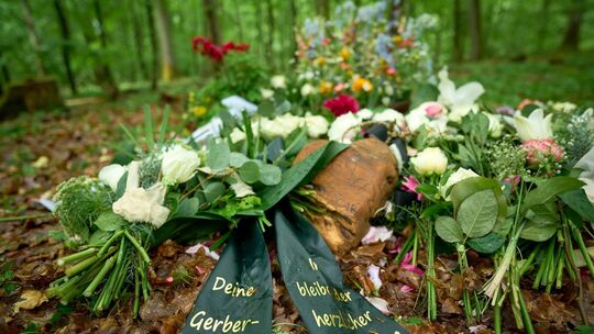 Nach einem Arbeitsunfall mit fünf Todesopfern in einer Lederfabrik ist eines der Opfer auf dem Waldfriedhof Runkel-Ennerich beig