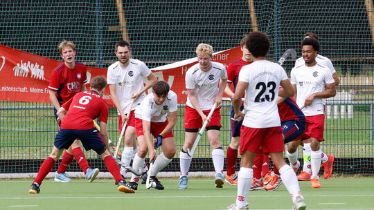 Teamwork: Gleich fünf Spieler des Kreuznacher HC (weiße Trikots) sind in Ballnähe zu finden. Auch in Limburg will der KHC als Ko Teamwork: Gleich fünf Spieler des Kreuznacher HC (weiße Trikots) sind in Ballnähe zu finden. Auch in Limburg will der KHC als Ko