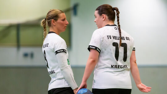 Für Janina Laubenthal (hier links im Gespräch mit Sarah Krechel) und den TV Welling zählt am Samstag gegen die HSG Dudenhofen/Sc