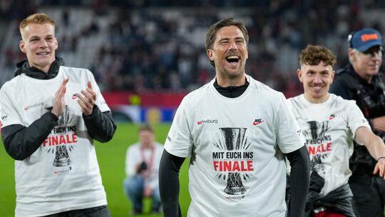 Mittendrin: Jannik Huth (vorne) feiert mit seinen Mitspielern vom SC Freiburg den Einzug ins Europa-League-Finale.