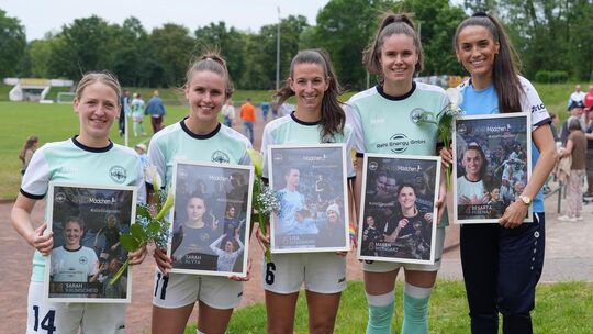 Emotional verlief der Abschied von fünf verdienten Spielerinnen der Andernacher Bäckermädchen nach dem 1:1 gegen Sand. (Von link