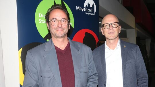 Oberbürgermeister Dirk Meid und Intendant Alexander May freuen sich über die erneute Unterstützung zahlreicher Sponsoren, ohne d