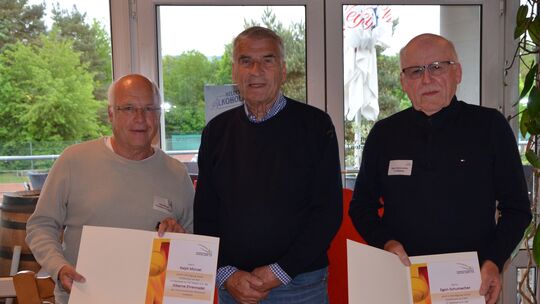 Ralph Münzel (links) vom TV Kleeblatt im TuS Mayen und Egon Schumacher (rechts) vom TC Miehlen erhielten durch den TVR-Präsident Ralph Münzel (links) vom TV Kleeblatt im TuS Mayen und Egon Schumacher (rechts) vom TC Miehlen erhielten durch den TVR-Präsident