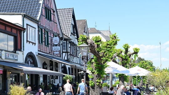 Die Rheinpromenade in Bad Breisig mit Bella Vista und Altem Zollhof.