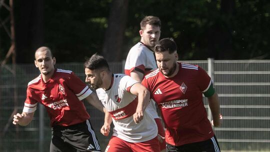 Der VfL Sponheim (weiße Trikots) und der FSV Rehborn haben es in dieser Saison nicht geschafft, ins Meisterrennen der B-Klasse e