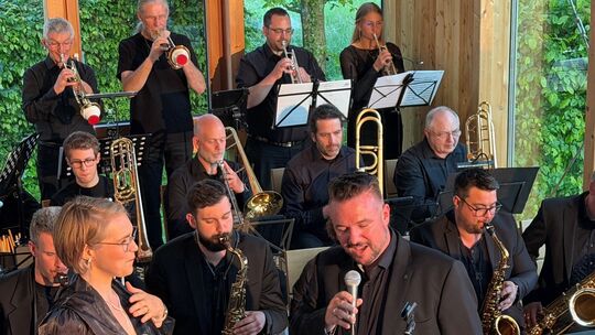 Die Friedrich-Wilhelm-Raiffeisen-Big Band mit den Sängern Sabine Kühling und Steffen Labuda eröffnete die 6. Auflage des beleibt