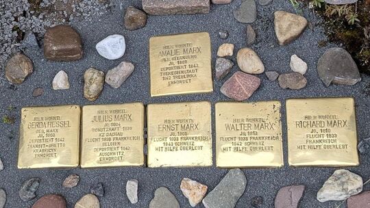 Die Stolpersteine in der Krimmgasse 5 in Münstermaifeld erinnern an Amalia Marx und ihre fünf Kinder.