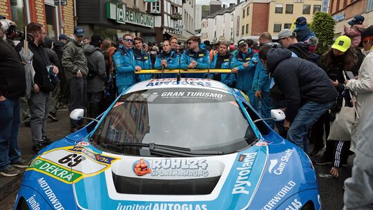 Mit ihren Fahrzeugen von Rennsport-Fans umlagertet, beantworteten die Teams gerne Fragen.