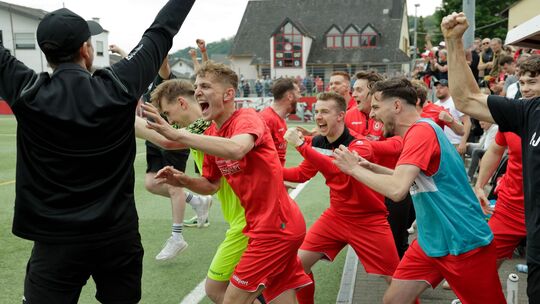 Pure Freude beim SV Untermosel: Durch das 1:0 gegen den TuS Mayen sicherte sich der SVU die Meisterschaft.