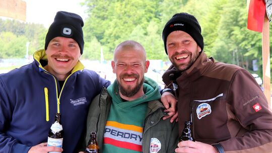 Ein Leben zwischen Bier und Borke: Marcus, Daniel und Carsten campieren mit weiteren Freunden an der Nordschleife, um das legend