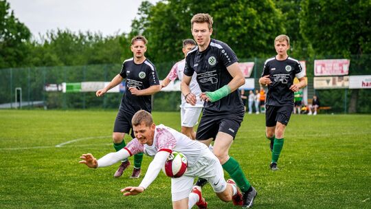 Der SV Strimmig (in Weiß) um Tobias Dohm ist seit Sonntag und dem 2:0 gegen die SG Hunsrückhöhe (von links mit Max Hein, Elias S