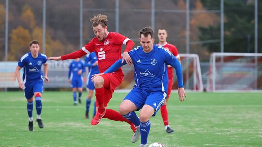 Immendorfs Yannis Jochem (in Rot) und Laubachs Christoph Gerhartz kreuzten im Hinspiel die Wege, damals gewann Laubach mit 1:0 b