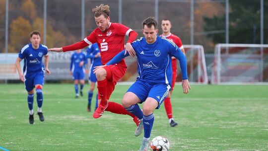 Immendorfs Yannis Jochem (in Rot) und Laubachs Christoph Gerhartz kreuzten im Hinspiel die Wege, damals gewann Laubach mit 1:0 b