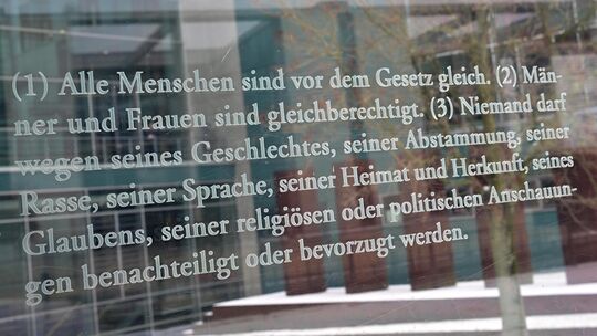 Artikel 3 des Grundgesetzes garantiert die Gleichheit vor dem Gesetz und verbietet unter anderem die Benachteiligung wegen Gesch