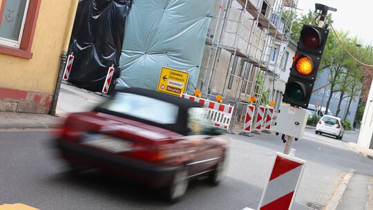An der Ecke von Staatsstraße und Von-Gauvain-Straße in Stromberg wird zurzeit ein Haus abgerissen. Die Baustelle sorgte zuletzt